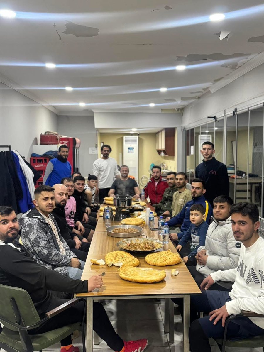 Z RAPORU 📝⚽🌙

AK Parti Gençlik Kolları İlçe Başkanımız Hasan Tosun, genç kardeşlerimizle bir araya gelerek önce halı saha maçında sahaya indi, ardından sahur programında aynı sofrayı paylaştı.

Sahadaki mücadele ruhu, sahurdaki muhabbet ve kardeşlik ortamıyla taçlandı.