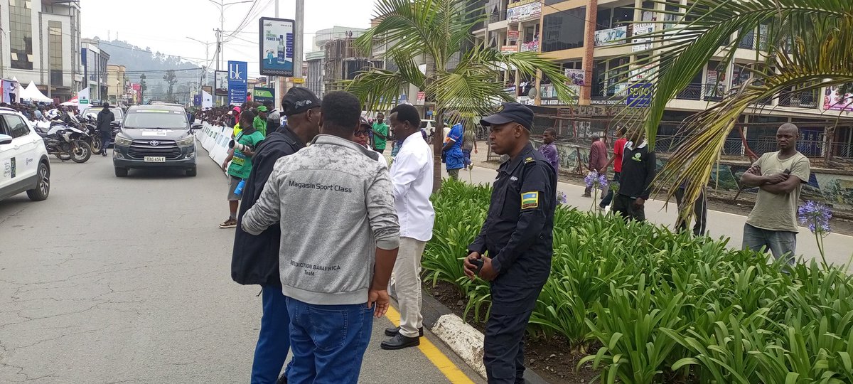 RYVCPNorthern's tweet photo. @YouthMusanze Uyu munsi bari Kumwe na @Rwandapolice ubuyobozi bwa @RwandaNorth @MusanzeDistrict bafashije Abaturage mu gukurikirana isiganwa ry'amagare rya Tour du Rwanda mu gace ka Musanze -Kigali. Amagare yahagurutse kandi Abaturage banejejwe n'uburyo bw'Igare. https://t.co/cRwjLSp17s