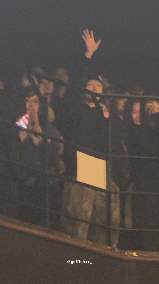 จีนานมาหาฮันบินที่คอนที่โซล เค้าทักทายกันด้วย ดิฉันเสียแล้วค่ะทุกคน 😭😭😭 

#2026THELASTPARADEENCOREINSEOUL #비아이 #김진환