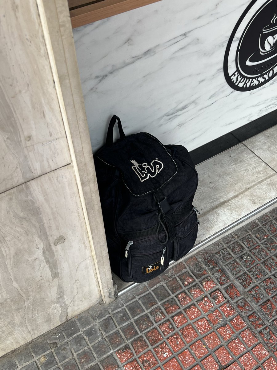 kroellaki's tweet photo. Οδό φιλελλήνων τώρα , σε ένα καφέ μπροστά μια παρατημένη τσάντα κ μπροστά παραταγμένοι αρκετοί αστυνομικοί,είπα στον ιδιοκτήτη ότι κάποιος την ξέχασε κ πετάχτηκαν να πουν ότι είναι δική τους 
#antireport
#tempi
#28fevrouariou https://t.co/qqAOJDBhpL