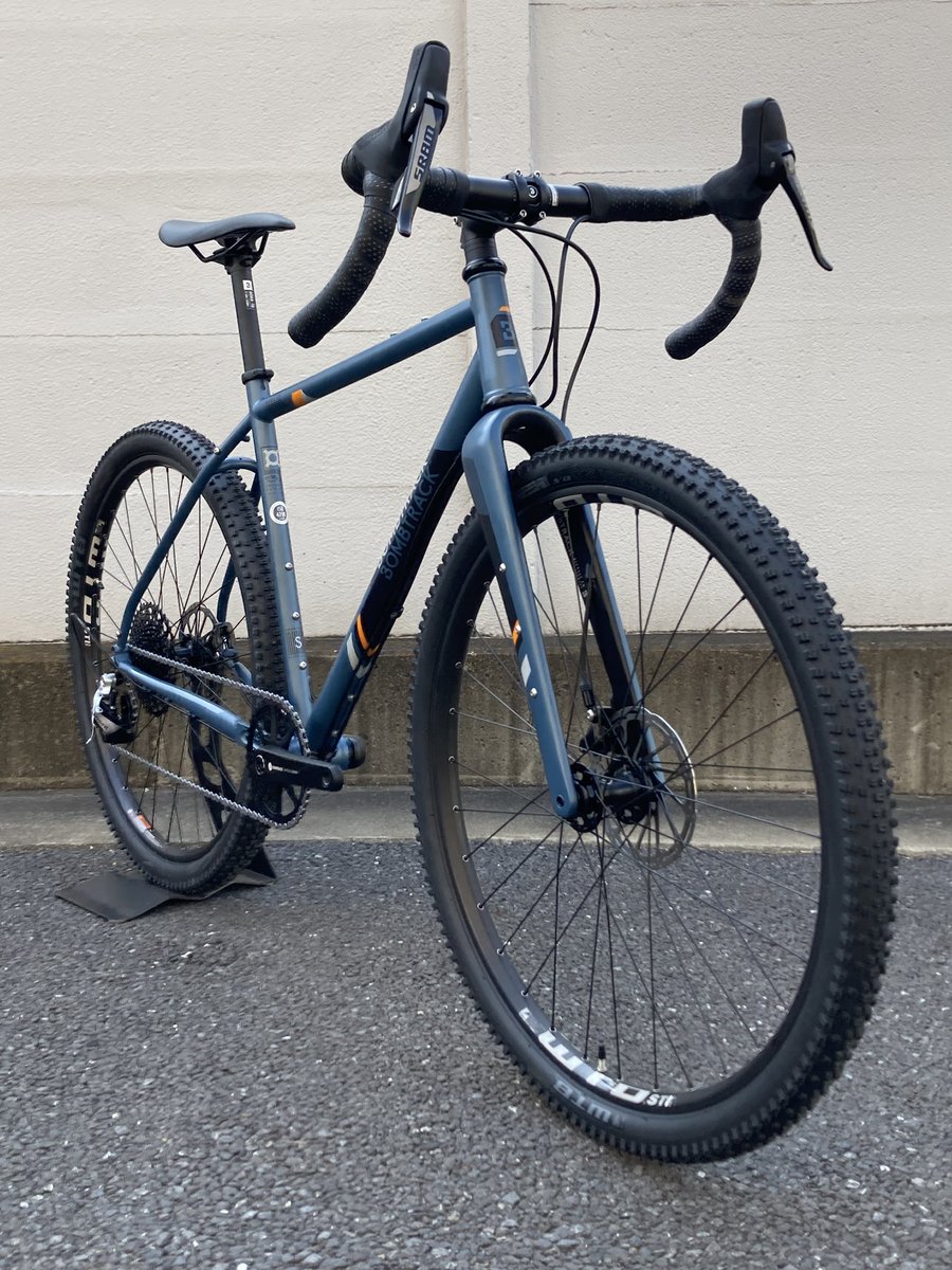 EastRiverCycles's tweet photo. 先日の展示会でBOMBTRACK 完成車の掘り出し物が出ました。
初めてのグラベル&amp;オールロードには相当良いと思いますので、よろしくどうぞ！

https://t.co/09D805OkF4 https://t.co/oZOZtn8WY7