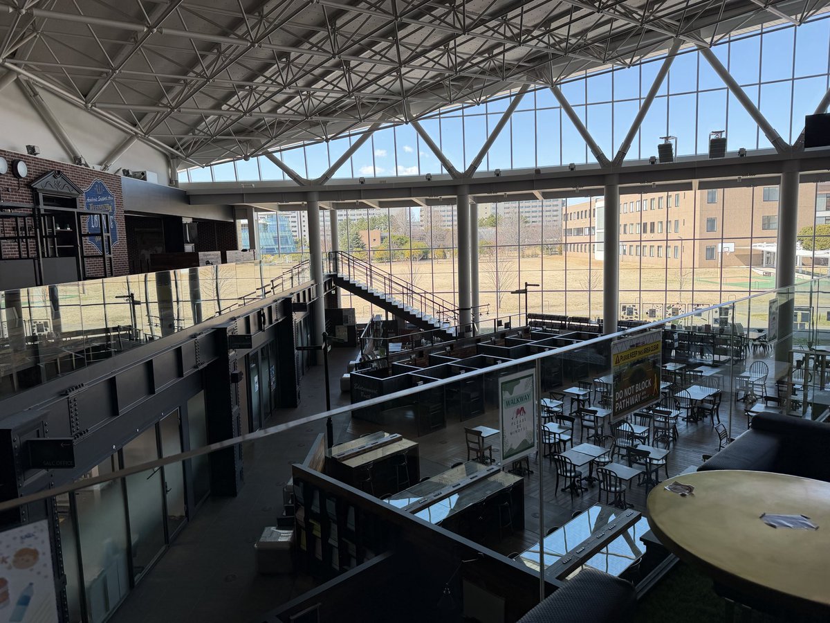 elc_small's tweet image. 神田外語大学さんの施設で師匠キックオフ！
ご好意でキャンパスツアーもして下さいました！
おしゃれなキャンパス、各施設で工夫がなされていました！
 #DATASaberBridge #KUIS