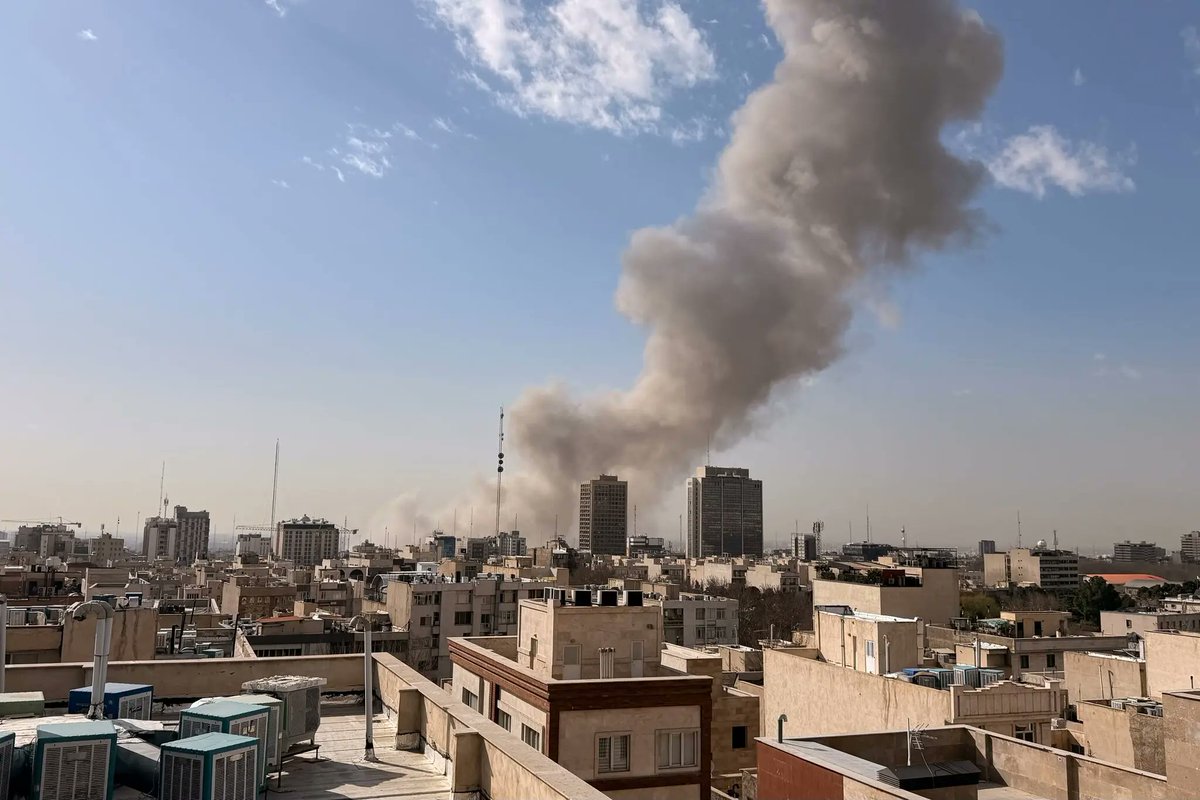 ceciliasala's tweet photo. L’operazione di guerra contro l’Iran si chiama “Furia epica”. La differenza rispetto al passato sta nei bersagli. 

Di solito Israele e gli Stati Uniti colpiscono persone e infrastrutture responsabili del conflitto con i nemici esterni, non quelli che uccidono gli iraniani in piazza o li mandano al patibolo nelle carceri.

Oggi gli aerei americani hanno mirato anche all’ufficio della Guida suprema (il vero governo del paese) e al capo della magistratura islamica, il responsabile delle esecuzioni che a gennaio aveva detto ai manifestanti “questa volta non avremo pietà”. Poi si era consumato il peggiore massacro della storia recente. 

È la prima volta che il risultato (quantomeno auspicato) sembra sul serio il cambio di regime. 

Un cambio di regime non significa vedere poi i leader della dissidenza al potere, ma una nuova leadership civile e/o militare che viene dalle file della Repubblica islamica però è stata risparmiata perché considerata meno ostile, meno intransigente e più pragmatica dei leader eliminati con le bombe. Magari con la promessa a parole di un’assemblea costituente da eleggere a data da destinarsi. 

Donald Trump ha detto: “Al grande e orgoglioso popolo iraniano dico che l’ora della vostra libertà è vicina. Restate al riparo. Non uscite di casa. Fuori è molto pericoloso. Le bombe cadranno ovunque. Quando avremo finito, prendete il controllo del vostro governo”. 

Il presidente degli Stati Uniti sa che le sue bombe non possono togliere i fucili a decine di migliaia di agenti della repressione. E che il popolo che dovrebbe “prendere il controllo del governo” è a mani nude. 

Forse spera che i bombardamenti contro gli iraniani che hanno le armi, accompagnati dalla promessa di “assoluta immunità” per chi tradisce il regime, possano portare a diserzioni di massa. La stratificazione degli apparati di sicurezza in Iran rende più complicato che altrove ottenere questo risultato. È il tema della puntata 917 di Stories