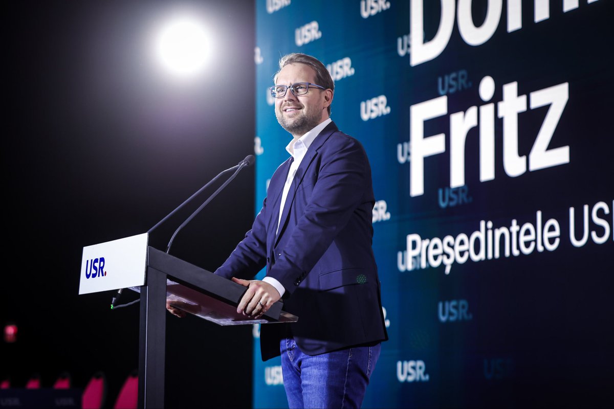DanBarnaUSR's tweet photo. 🇷🇴 Congresul USR 2026 - acasă, la Sibiu, la 10 ani de USR 

📢 În deschiderea Congresului am spus că în timp ce aici, în România, USR își asumă responsabilitatea unei guvernări chinuitor de complexe, la Bruxelles se desenează practic harta financiară a următorului deceniu. Pentru că în noul context pentru România, întrebarea nu mai este dacă putem supraviețui în Uniunea Europeană, borna aceasta a fost depășită, ci dacă România este gata să își asume un rol de lider în Uniunea Europeană.

✅ Viziunea USR legată de Europa este una foarte pragmatică, deoarece reformele pentru implementarea cărora Dominic Fritz, Radu Miruță, Diana Buzoianu, Oana Țoiu și Irineu Darău luptă sunt, într-un fel, acel „golden ticket” ➡️ permisul de acces al României pentru un rol central în inima Europei. România nu mai este doar o țară de frontieră, devenim un foarte necesar pol de stabilitate și o linie de rezistență pentru păstrarea modului de viață european.

Am mare încredere în echipa USR şi cred că e datoria noastră să continuăm această construcție. O facem pentru ca noi și copiii noștri să putem spune, mai curând decât mai târziu, că suntem cu adevărat fericiți în România. 

✊🏻 Vocea noastră contează mai mult ca niciodată.