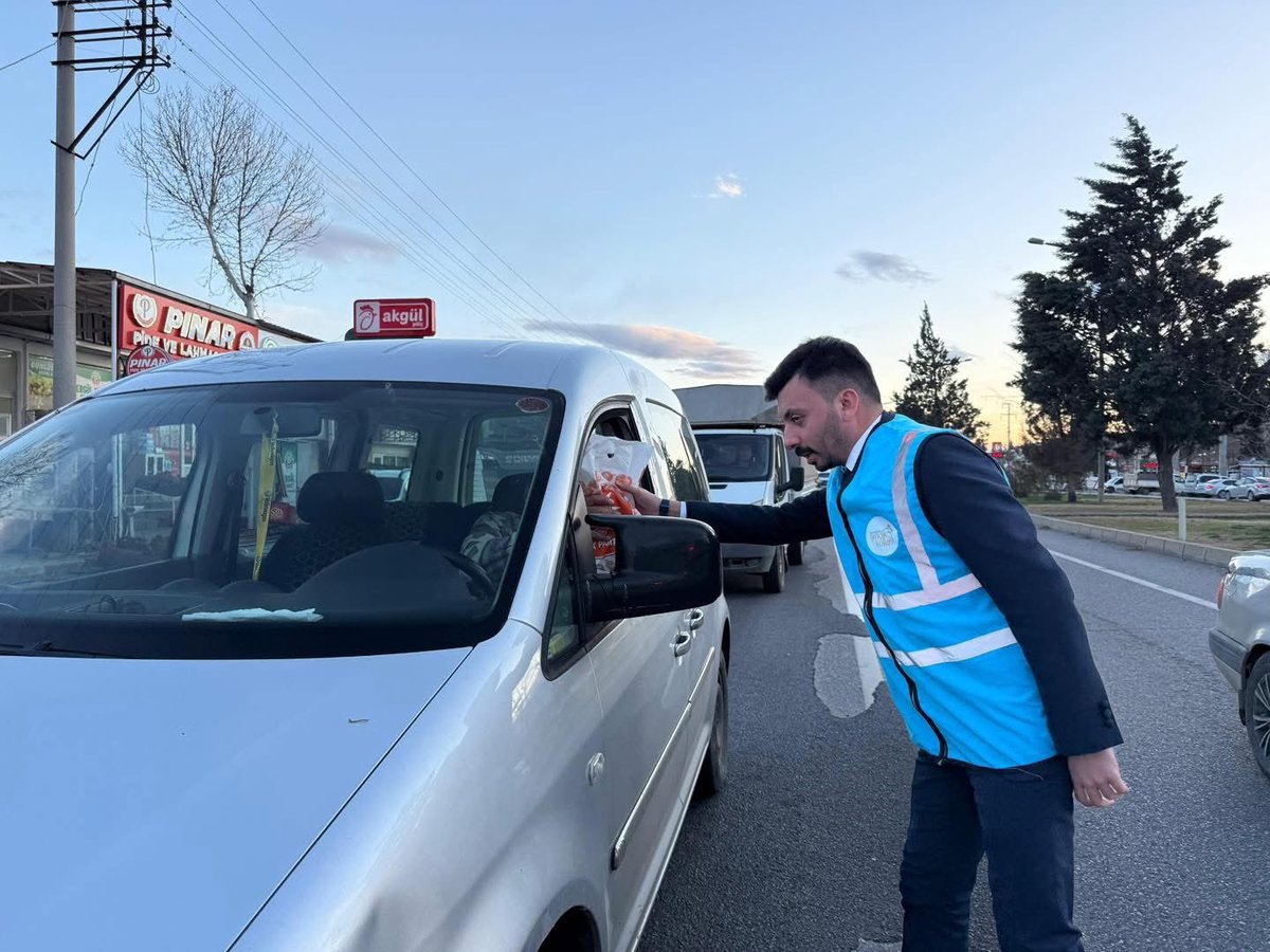Gençlik Kolları İl Başkan Vekilimiz Zaim Ali Karalar, Gençlik Kolları İlçe Başkanımız Hasan Tosun ve kıymetli teşkilat üyelerimizle birlikte Kılılı Mahallemizde iftara yetişemeyen vatandaşlarımıza iftarlıklarımızı ikram ettik.
