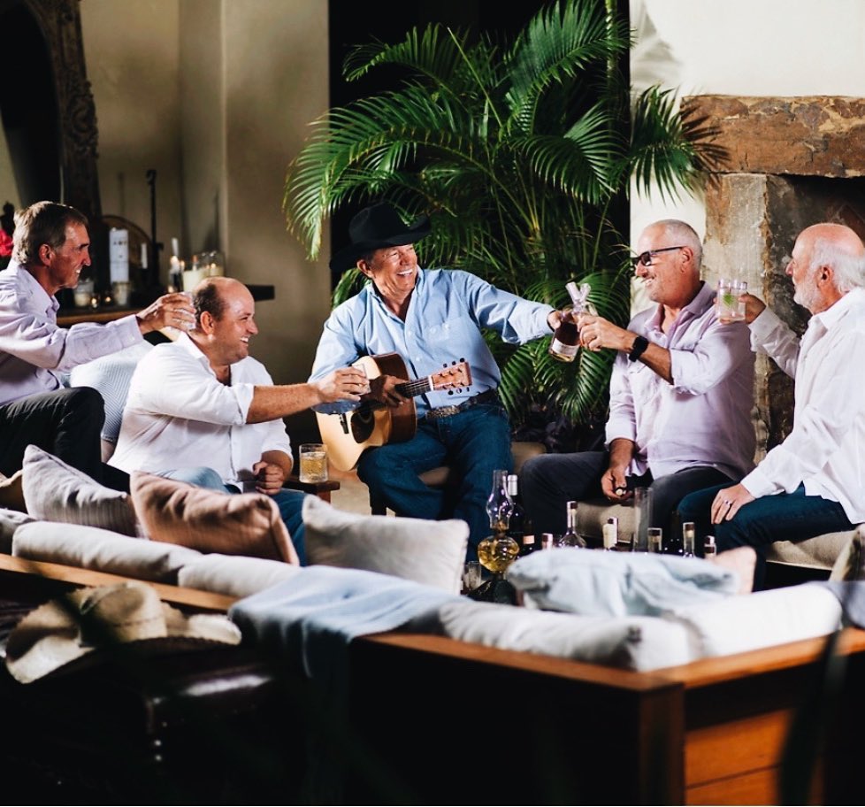 Strait2323233's tweet photo. Raise a glass of @codigo1530 this #NewYearsEve and cheers to a happy, healthy 2026! 🥂 https://t.co/CeeawjznxR