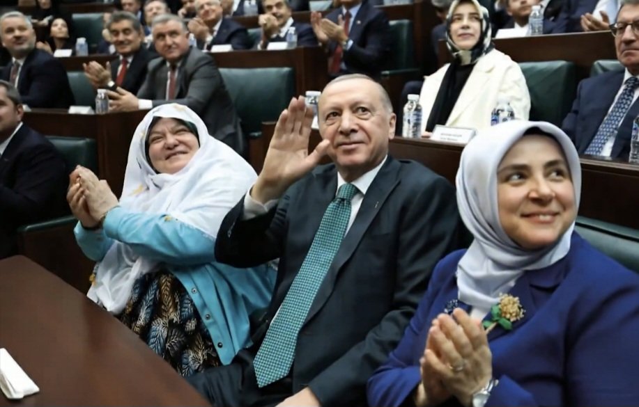 ceylan_hacer's tweet photo. Hiç bir kötülük bin yıl sürmez.

İmam Hatip Lisesinde okumamıza rağmen okulun kapısından Başörtüsü ile giremedik  işte böyle bir çağda böyle i zulümlere maruz kaldık .Allah bir daha yaşatmasın .
İşte onun için seviyoruz sizi reis 
Teşekkürler @RTErdogan

#28Şubat https://t.co/IFiYIwOq3z
