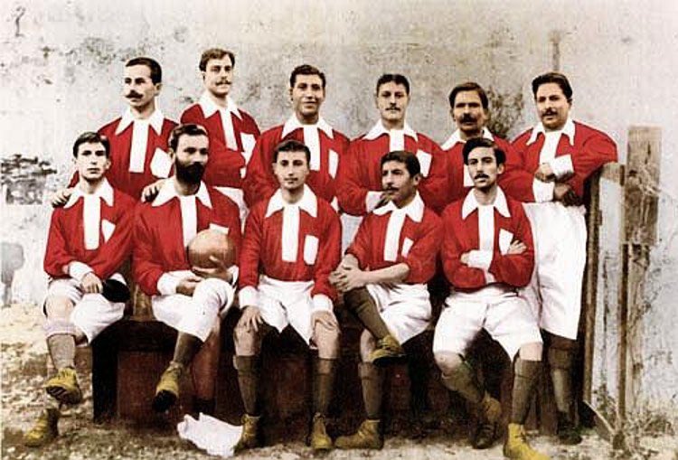 Há 122 anos houve um grupo de rapazes que se juntou nas traseiras de uma farmácia em Belém para celebrar uma vitória num jogo de futebol. 

Na altura, decidiram que dali sairía o Sport Lisboa, com tudo aquilo que o identifica. A águia, o vermelho, o lema. Os valores de humildade,