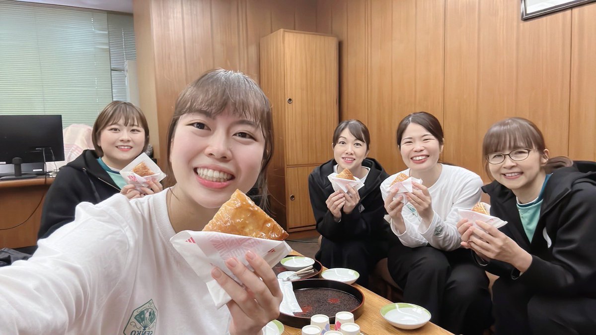 今、はなっしーがしょぼくれながらXの投稿を考えています笑

2枚目 うれしい差し入れでみんなでニッコリ

#Liリーグ
次回もがんばるぞ〜〜〜(ง •̀_•́)ง

(上野・姉)