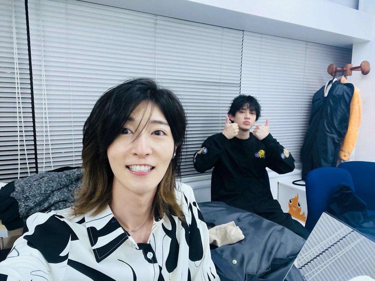 monaki_official's tweet photo. こんにちは。
サカイJr.です。

次のリリースイベントは3/3（火）のユアエルム八千代台ですね！初めてイベントを行った会場に再び立つことになり、特別な感情を抱いています。

さて、イベントでもお話しをさせて頂いておりますがTikTokのフォロワー数がみなさまが拡散してくださったのでここ数日驚くべきペースで増えております。。（な、、7万人を超えました！）感謝しきれません。。本当にありがとうございます‼️
みなさま、是非SNSでもリアルでも踊って歌ってくださいね♪
その瞬間、そして明日が少しでも楽しくなれば嬉しいです。

さてリリースイベントが無い日はモナキメンバーは何をしているかというと、レッスンや取材、撮影、サイン色紙作戦などなど意外と何かをし続けています。
移動の時間や、隙間時間、寝る前などどのようにしたらお客さまに喜んでもらえるのか、もう一度観たいと思ってもらえるのか、、悩みは尽きず24時間が本当にあっという間です💦
（SNSのコメントや頂いたお手紙を読んで反省したり勇気づけられたりしています。本当にありがとうございます！）
早くみなさまと会いたいです💙

📝一言メモ
今日は「OKR」について。
以前「PDCA」について取り上げましたが、こちらも会社員の時に出てくる目標管理手法の一つです。
（前回のコメントでCBTについて教えてくださった方ありがとうございます💙）
「OKR」はざっくり言うと「具体的な成果」を通じて「目標を達成させる」というものです。
※
O （Objectives） →目標
KR（Key Results）→主要な成果

具体的には、紅白出場やレコード大賞新人賞など大きな目標を掲げた際にSNSのフォロワー数を具体的な成果として設定していくことは大事だということです。モナキとしてもガムシャラになりつつ具体的な成果を考えないといけないな、と背筋が伸びる思いのサカイJr.でした。

そして、3月もみなさまどうぞよろしくお願い致します。💙

※今日は「物思いにふけるサカイJr.」と「とある瞬間のケンケン」をパシャリ。

#モナキの日常
