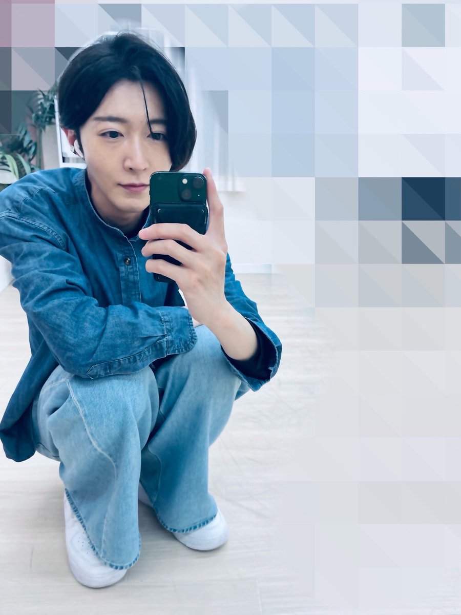 monaki_official's tweet photo. こんにちは。
サカイJr.です。

次のリリースイベントは3/3（火）のユアエルム八千代台ですね！初めてイベントを行った会場に再び立つことになり、特別な感情を抱いています。

さて、イベントでもお話しをさせて頂いておりますがTikTokのフォロワー数がみなさまが拡散してくださったのでここ数日驚くべきペースで増えております。。（な、、7万人を超えました！）感謝しきれません。。本当にありがとうございます‼️
みなさま、是非SNSでもリアルでも踊って歌ってくださいね♪
その瞬間、そして明日が少しでも楽しくなれば嬉しいです。

さてリリースイベントが無い日はモナキメンバーは何をしているかというと、レッスンや取材、撮影、サイン色紙作戦などなど意外と何かをし続けています。
移動の時間や、隙間時間、寝る前などどのようにしたらお客さまに喜んでもらえるのか、もう一度観たいと思ってもらえるのか、、悩みは尽きず24時間が本当にあっという間です💦
（SNSのコメントや頂いたお手紙を読んで反省したり勇気づけられたりしています。本当にありがとうございます！）
早くみなさまと会いたいです💙

📝一言メモ
今日は「OKR」について。
以前「PDCA」について取り上げましたが、こちらも会社員の時に出てくる目標管理手法の一つです。
（前回のコメントでCBTについて教えてくださった方ありがとうございます💙）
「OKR」はざっくり言うと「具体的な成果」を通じて「目標を達成させる」というものです。
※
O （Objectives） →目標
KR（Key Results）→主要な成果

具体的には、紅白出場やレコード大賞新人賞など大きな目標を掲げた際にSNSのフォロワー数を具体的な成果として設定していくことは大事だということです。モナキとしてもガムシャラになりつつ具体的な成果を考えないといけないな、と背筋が伸びる思いのサカイJr.でした。

そして、3月もみなさまどうぞよろしくお願い致します。💙

※今日は「物思いにふけるサカイJr.」と「とある瞬間のケンケン」をパシャリ。

#モナキの日常