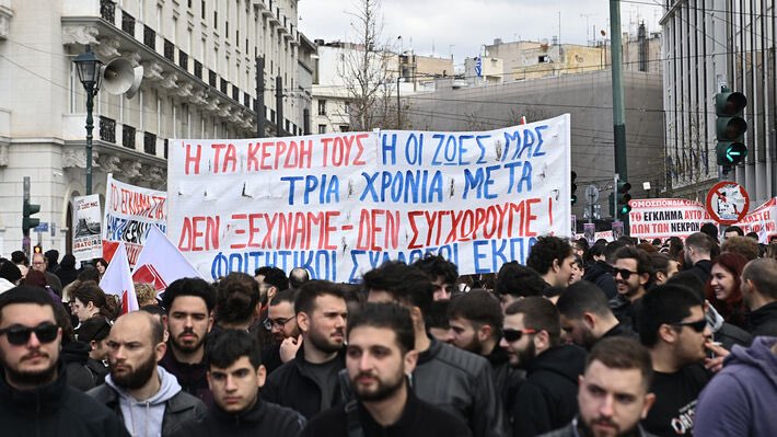 red_salute's tweet photo. Τα συλλαλητήρια είναι ήδη πολύ μεγάλα!
Ποτάμι η οργή μας!
Χιλιάδες οι λόγοι να είμαστε στο δρόμο!
#τεμπη_εγκλημα https://t.co/kmPIFfxpSD