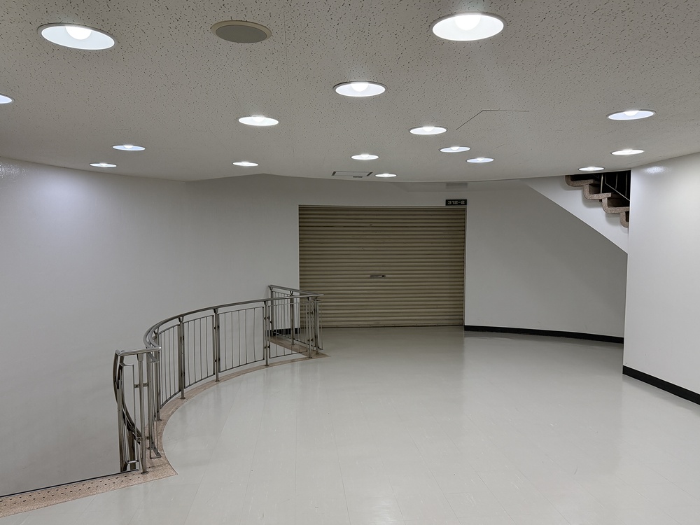 funtaryuji's tweet photo. 上層階と繋がる階段が封鎖されたことによって生じたデッドスペース。本来の役割を失ったことで、秘密めいた空間が生まれる。この歪な場所が働きかけてくる奇妙な感覚に魅了されています https://t.co/4bQooDlMIU