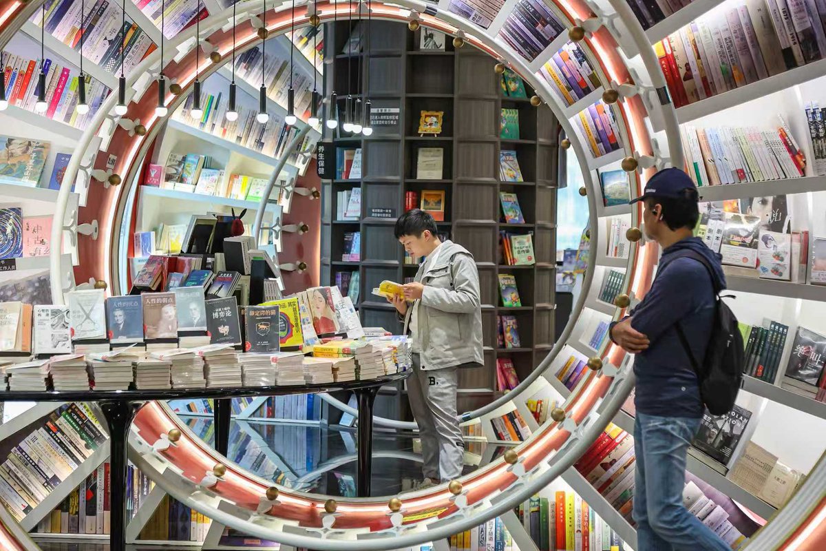 CCTVAsiaPacific's tweet image. 📖Bucket list +1! A #bookstore in #Shenzhen, #China’s #Guangdong Province features a unique spiral bookshelf design that makes visitors feel as if they’re stepping into a time tunnel. Take a look! #ChinaTravel

By Liang Yue｜Pics via CFP