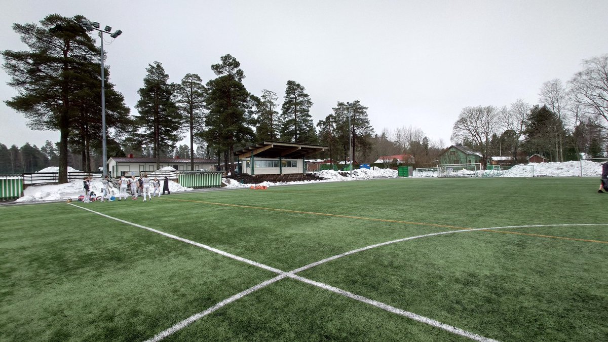 RedditCFB's tweet photo. You are looking live at KHT Soikka field in Paimio, Finland, where UTU Beaver Hunters host Aalto Predators in the opening game of the FCAA American Football season. The league has also been known as College Football Finland, now for the second year under the FCAA banner. https://t.co/gCwocVPQgc