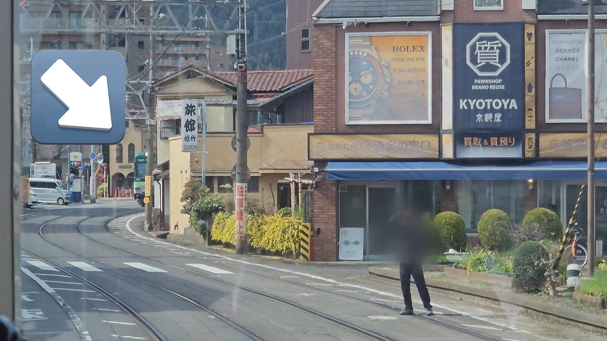 乗車電が某アニメのラッピングだったりしたのでしょうか。 立ち位置が