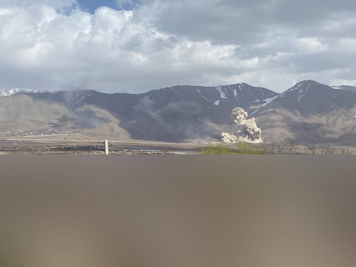 RadarAustral_'s tweet photo. 🇮🇱🇺🇸🇮🇷| Destrucción del cuartel general del CGRI "Heider Karrar" en Damavand, Teherán https://t.co/Aj2kDT05FU