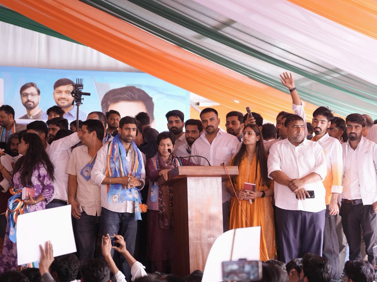 Kumari_Selja's tweet photo. भारतीय राष्ट्रीय छात्र संगठन (@nsui) के राष्ट्रीय अध्यक्ष श्री विनोद जाखड़ जी के शपथ ग्रहण अवसर पर आयोजित संकल्प सभा में शामिल होकर उन्हें हार्दिक शुभकामनाएँ दीं।

जब देश का युवा वर्ग संविधान और लोकतांत्रिक मूल्यों के प्रति अपनी आस्था को सशक्त स्वर देता है, तो वह लोकतंत्र की मजबूती का स्पष्ट संकेत होता है।

मुझे पूर्ण विश्वास है कि उनके नेतृत्व में एनएसयूआई छात्रों के अधिकारों, सम्मान और भविष्य से जुड़े प्रत्येक मुद्दे पर पूरी प्रतिबद्धता और साहस के साथ संघर्ष करेगी तथा लोकतांत्रिक मूल्यों की रक्षा में अग्रणी भूमिका निभाएगी।