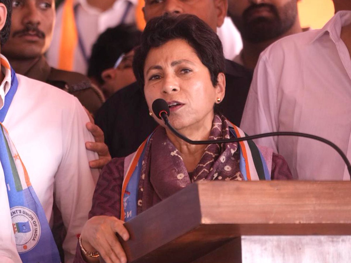 Kumari_Selja's tweet photo. भारतीय राष्ट्रीय छात्र संगठन (@nsui) के राष्ट्रीय अध्यक्ष श्री विनोद जाखड़ जी के शपथ ग्रहण अवसर पर आयोजित संकल्प सभा में शामिल होकर उन्हें हार्दिक शुभकामनाएँ दीं।

जब देश का युवा वर्ग संविधान और लोकतांत्रिक मूल्यों के प्रति अपनी आस्था को सशक्त स्वर देता है, तो वह लोकतंत्र की मजबूती का स्पष्ट संकेत होता है।

मुझे पूर्ण विश्वास है कि उनके नेतृत्व में एनएसयूआई छात्रों के अधिकारों, सम्मान और भविष्य से जुड़े प्रत्येक मुद्दे पर पूरी प्रतिबद्धता और साहस के साथ संघर्ष करेगी तथा लोकतांत्रिक मूल्यों की रक्षा में अग्रणी भूमिका निभाएगी।