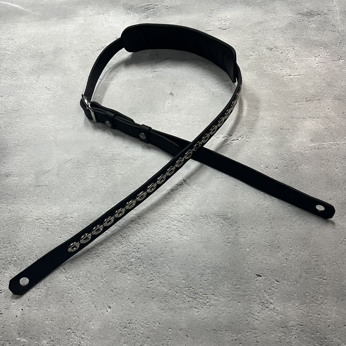 お客様オーダーの24ミリ幅ギターストラップです。USA製のチェーン
