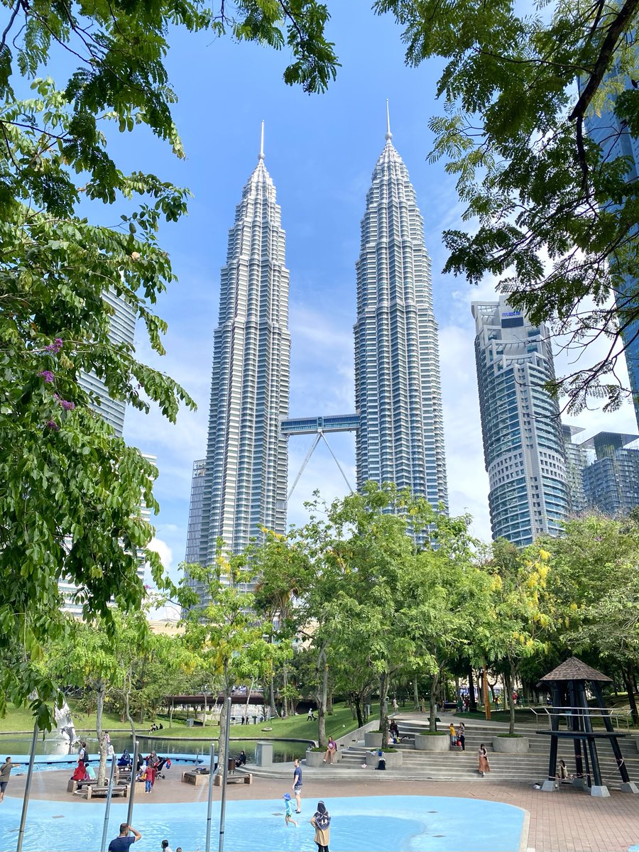 ri2799's tweet photo. @namdoyan Ini tuh jauh tapi gajauh(?)😂🤣
Yg siang itu taman belakang KLCC pergi sampe ke ujungnya
Yg malem itu jembatan saloma https://t.co/FXHycbd2Ao