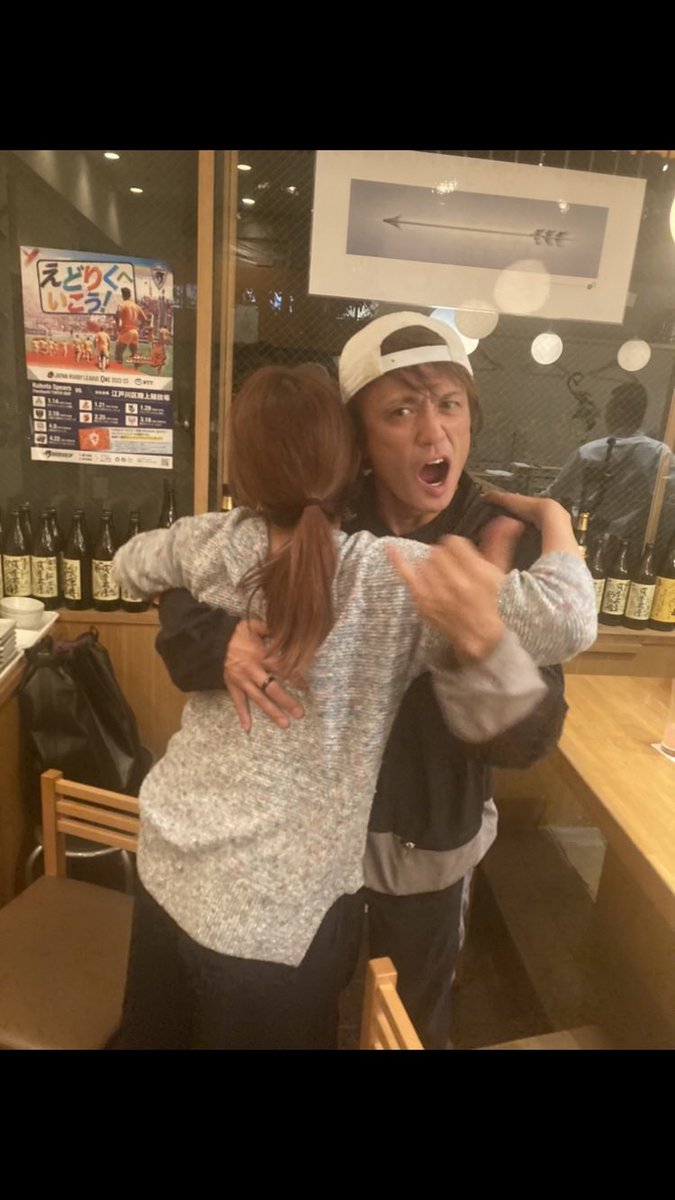 slimmaeken's tweet photo. 偶然、居酒屋で妻が大ファンの光GENJI諸星さんに会えました。

妻を奪われました。 https://t.co/dat1lLUcBY