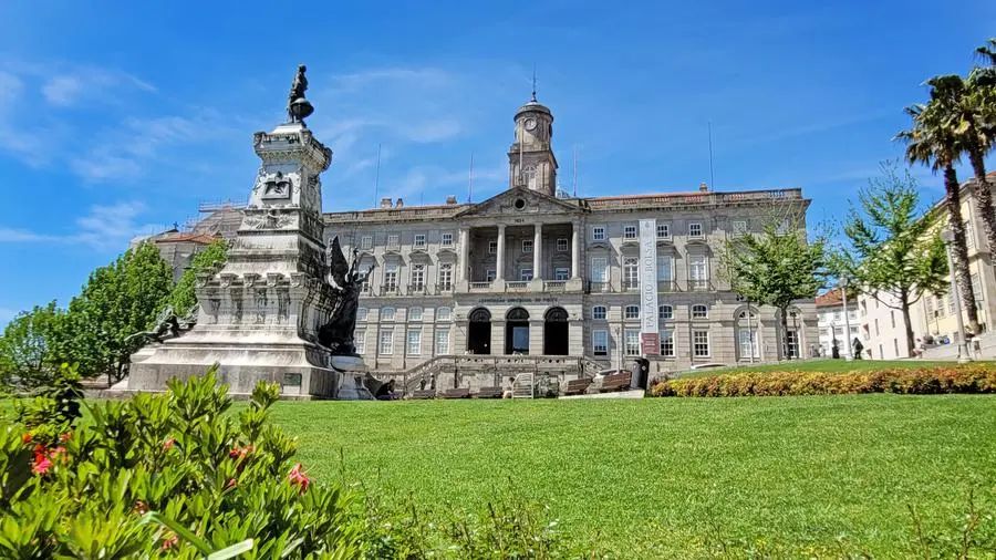 Brasão suíço no Palácio da Bolsa de Porto simboliza relações comerciais históricas com Portugal. Com 22 estrelas, o emblema celebra neutralidade e parceria desde o século 19. buff.ly/KhvvkvP