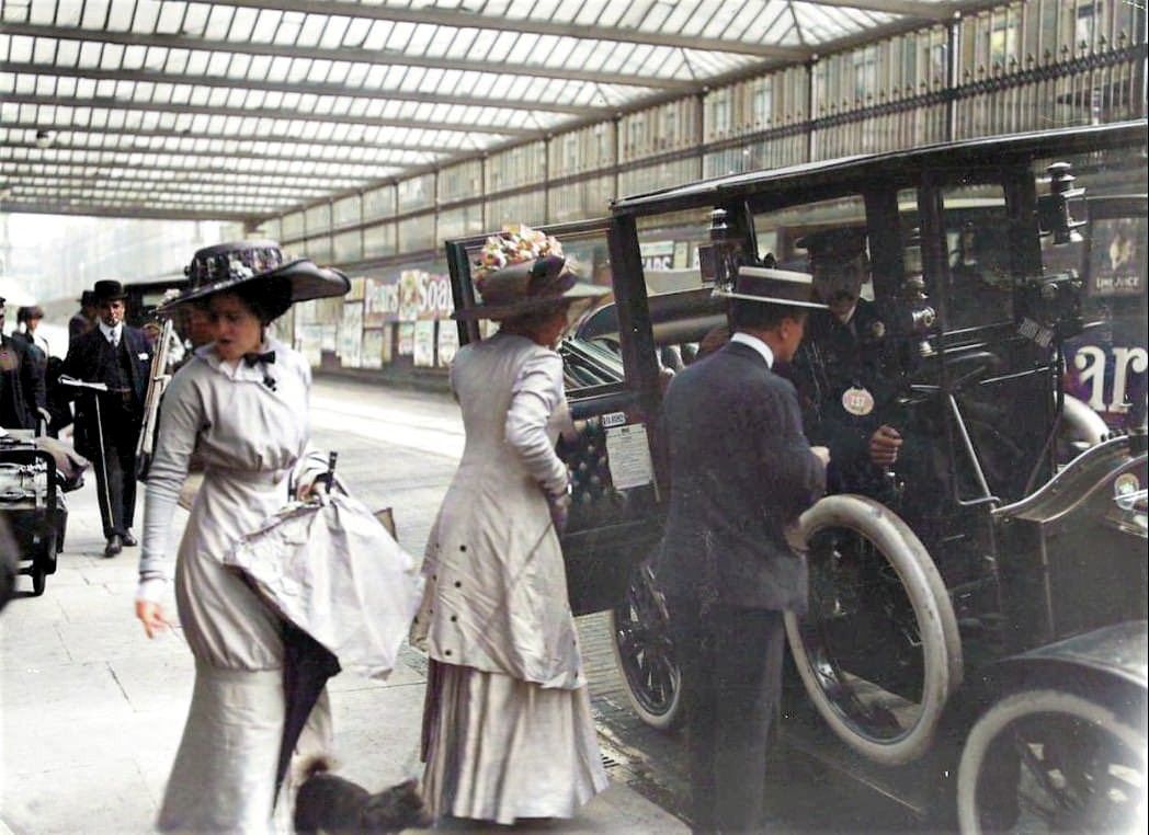 englandincolour's tweet photo. Ladies get into a taxi in Paddington Station, London in 1910. https://t.co/h0jZRmLBSR