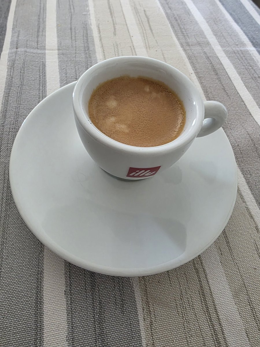 Peruanska sporo pecena arabika. Doza 8gr/40ml.Ukus blago cokoladni sa trunkom kiselkastog u jednom momentu i karakteristican masni osecaj u ustima,pena kremasta i zlatno zute boje.Lepo legne na prazan zeludac bez kofeinske nervoze i definitivno tip kafe "moze jos jedna"