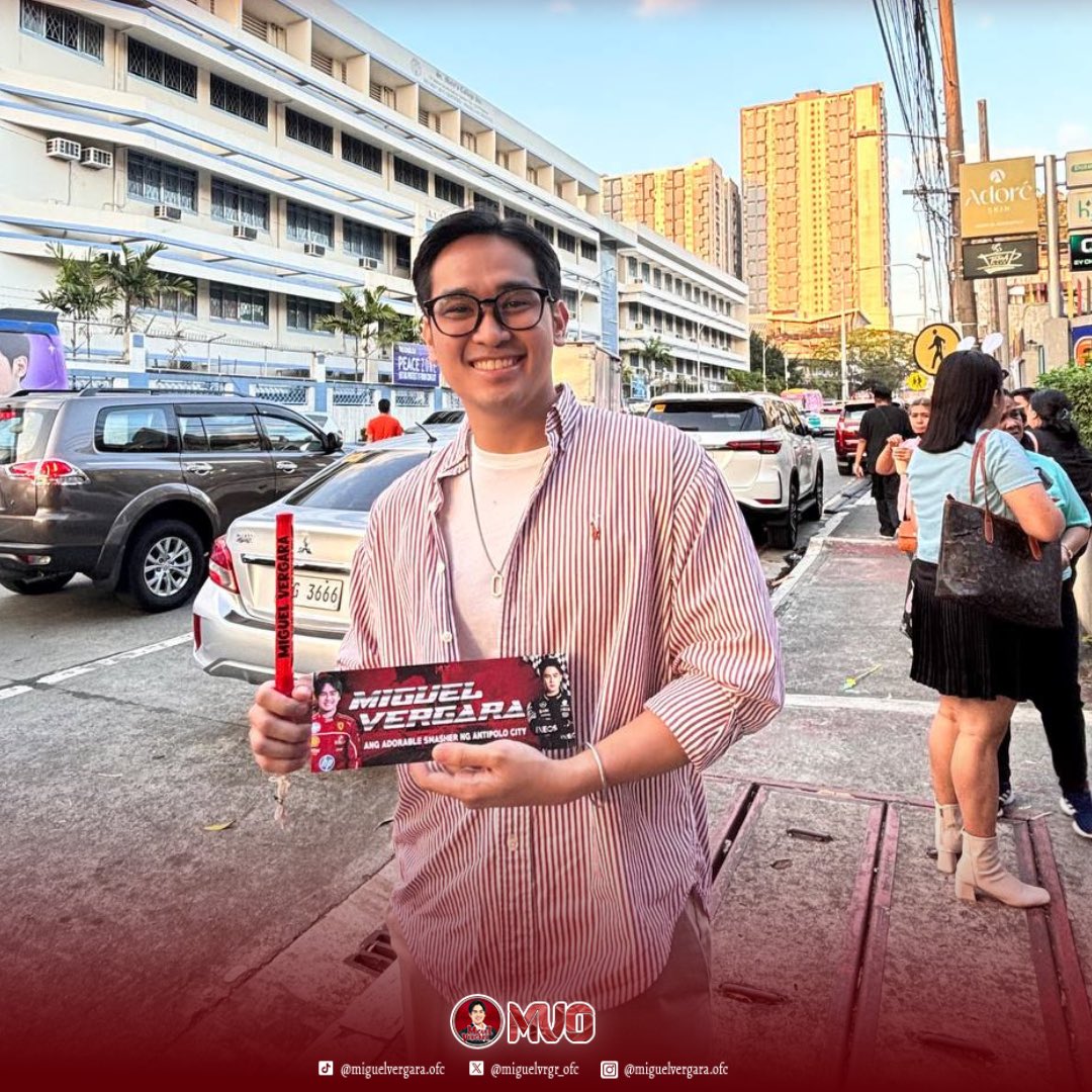 miguelvrgr_ofc's tweet photo. 𝐅𝐚𝐦𝐢𝐥𝐲 𝐬𝐮𝐩𝐩𝐨𝐫𝐭 𝐨𝐧 𝐟𝐮𝐥𝐥 𝐝𝐢𝐬𝐩𝐥𝐚𝐲!

Seeing his family holding our sintras beside the jeep wrap says everything about how strong the support system around him is. From home to fandom, we are all here for him.

No matter what happens tonight, we are proud. Let’s finish strong for Miguel!

MIGUEL VERGARA
#DearMiguelVergara
#PBBCollab20TheBigNight | #MiguelVergara