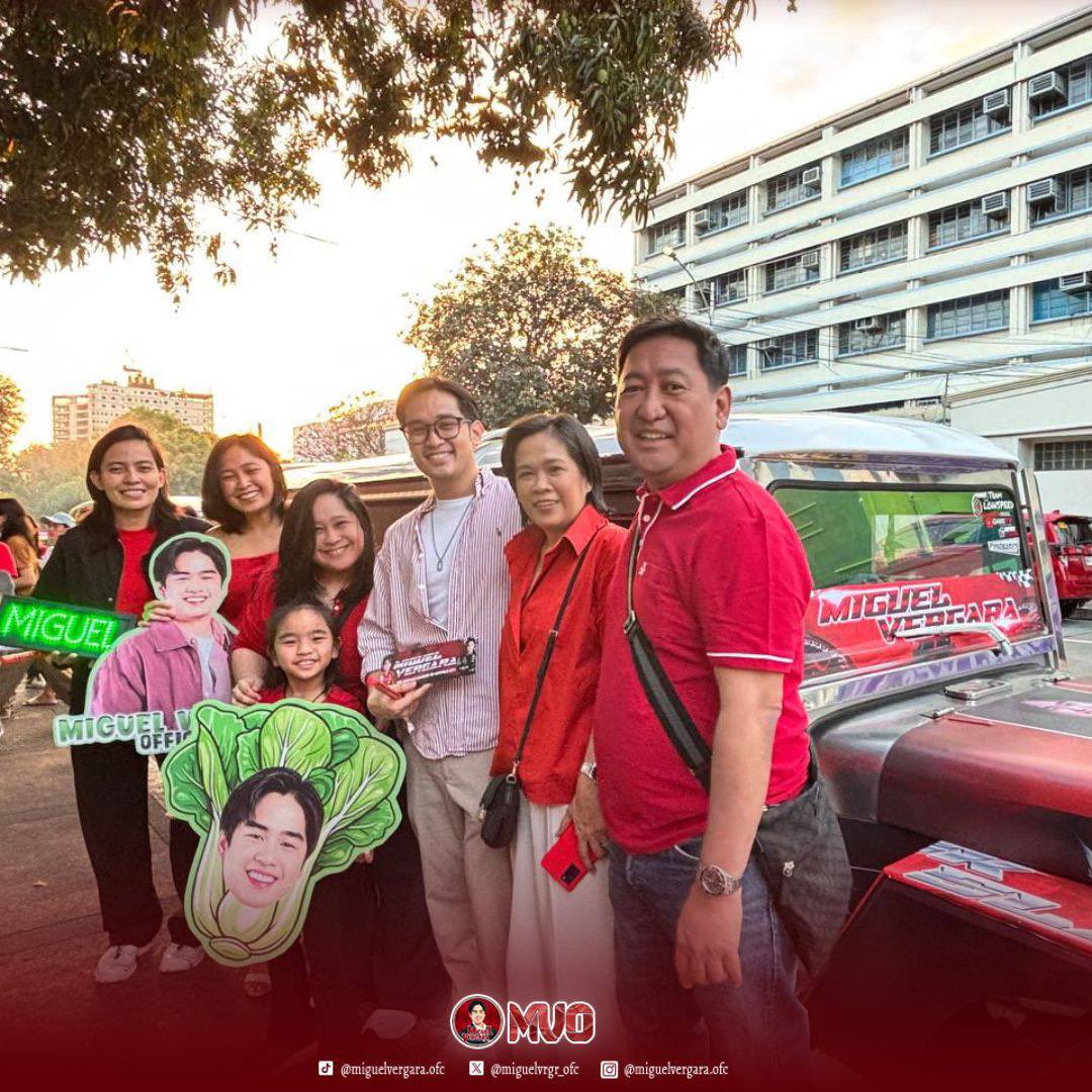 miguelvrgr_ofc's tweet photo. 𝐅𝐚𝐦𝐢𝐥𝐲 𝐬𝐮𝐩𝐩𝐨𝐫𝐭 𝐨𝐧 𝐟𝐮𝐥𝐥 𝐝𝐢𝐬𝐩𝐥𝐚𝐲!

Seeing his family holding our sintras beside the jeep wrap says everything about how strong the support system around him is. From home to fandom, we are all here for him.

No matter what happens tonight, we are proud. Let’s finish strong for Miguel!

MIGUEL VERGARA
#DearMiguelVergara
#PBBCollab20TheBigNight | #MiguelVergara