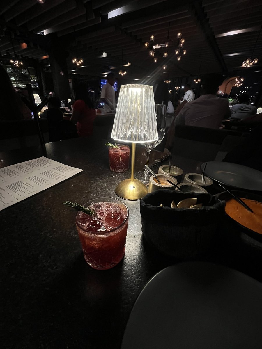 brindo este amor, un amor tan rarooouu. ✨