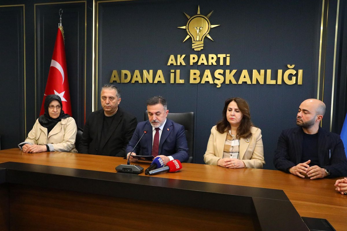 #28Şubat’ın 29. yıl dönümünde basın açıklamamızı gerçekleştirdik

28 Şubat; millet iradesine, demokrasiye ve bu ülkenin değerlerine karşı yapılmış karanlık bir müdahaledir.

Seçilmiş hükümetin görevden el çektirildiği, başörtülü kadınların eğitim ve çalışma hayatından dışlandığı,