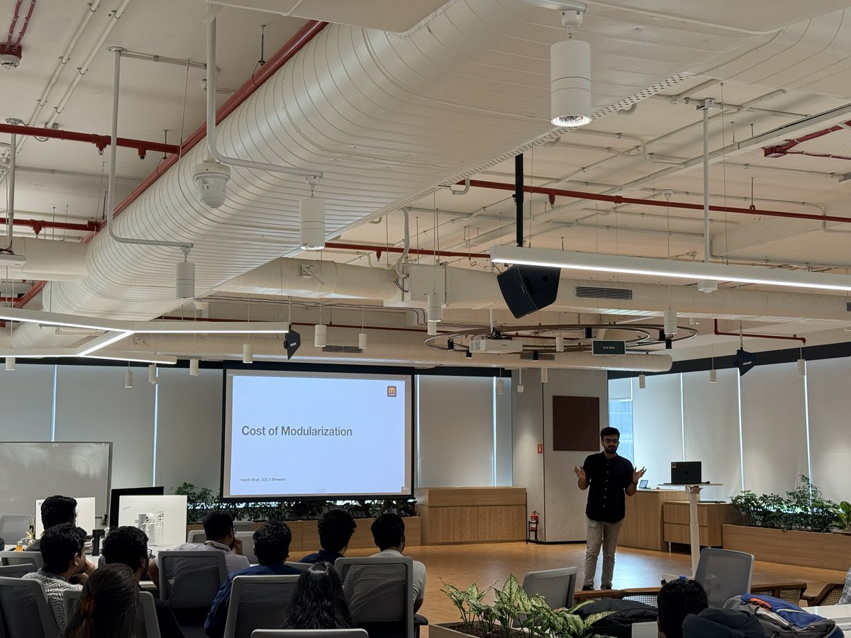 sinchanmaitri's tweet photo. @HitarthBhatt10 throwing light on the cost of modularization in Xcode projects and how to overcome them - manly using Mergeable Libraries! 
⚡️ https://t.co/hAw8XrGv6P
