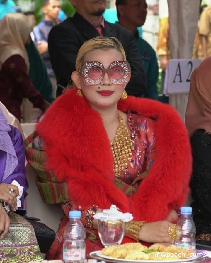 Kelakuan istri 8,5M yg juga kader Golkar emang agak lain rupanya.
Kita kasih kartu BPJS utk konsul psykologis dulu nampaknya.