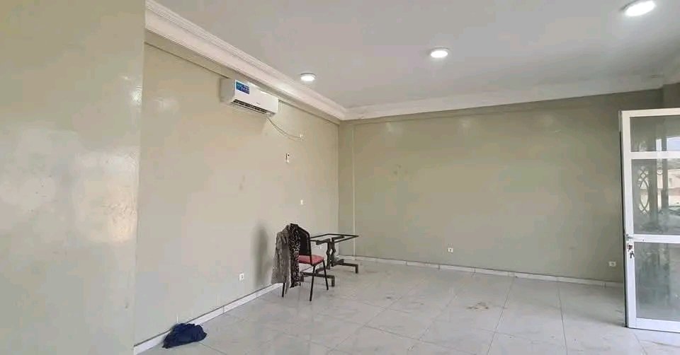 Poulaecommerce's tweet photo. Boutique à Louer à Atrone  au bord du goudron 
200 000F par mois 
Tél 66 938240 https://t.co/1SJYjNinS9