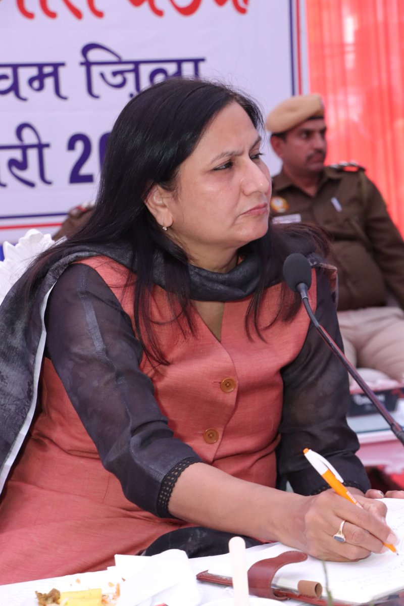 KailashSankla's tweet photo. आज दिल्ली पुलिस पश्चिमी जिला की "जिला स्तरीय समिति बैठक" की अध्यक्षता माननीया सांसद एवं दिल्ली पुलिस पश्चिमी जिला की चेयरमैन बहन श्रीमती कमलजीत सहरावत जी ने की।  बैठक में सम्मिलित होते हुए। https://t.co/LSXyydExkN