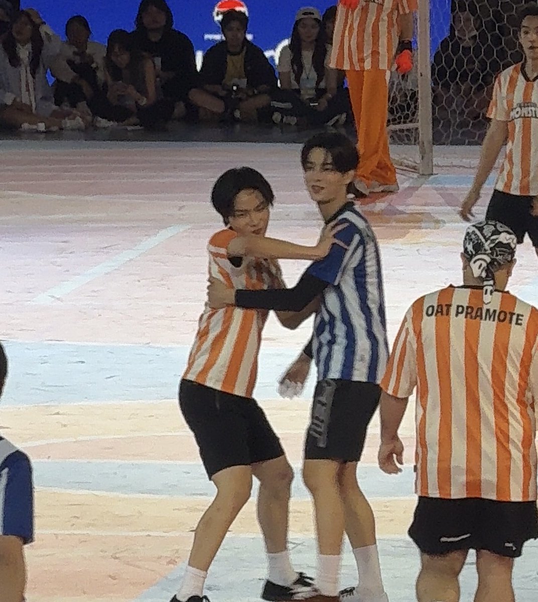 ปีนี้อยู่ทีมเดียวกันนะลูก ไม่ต้องตีกันแย้ว