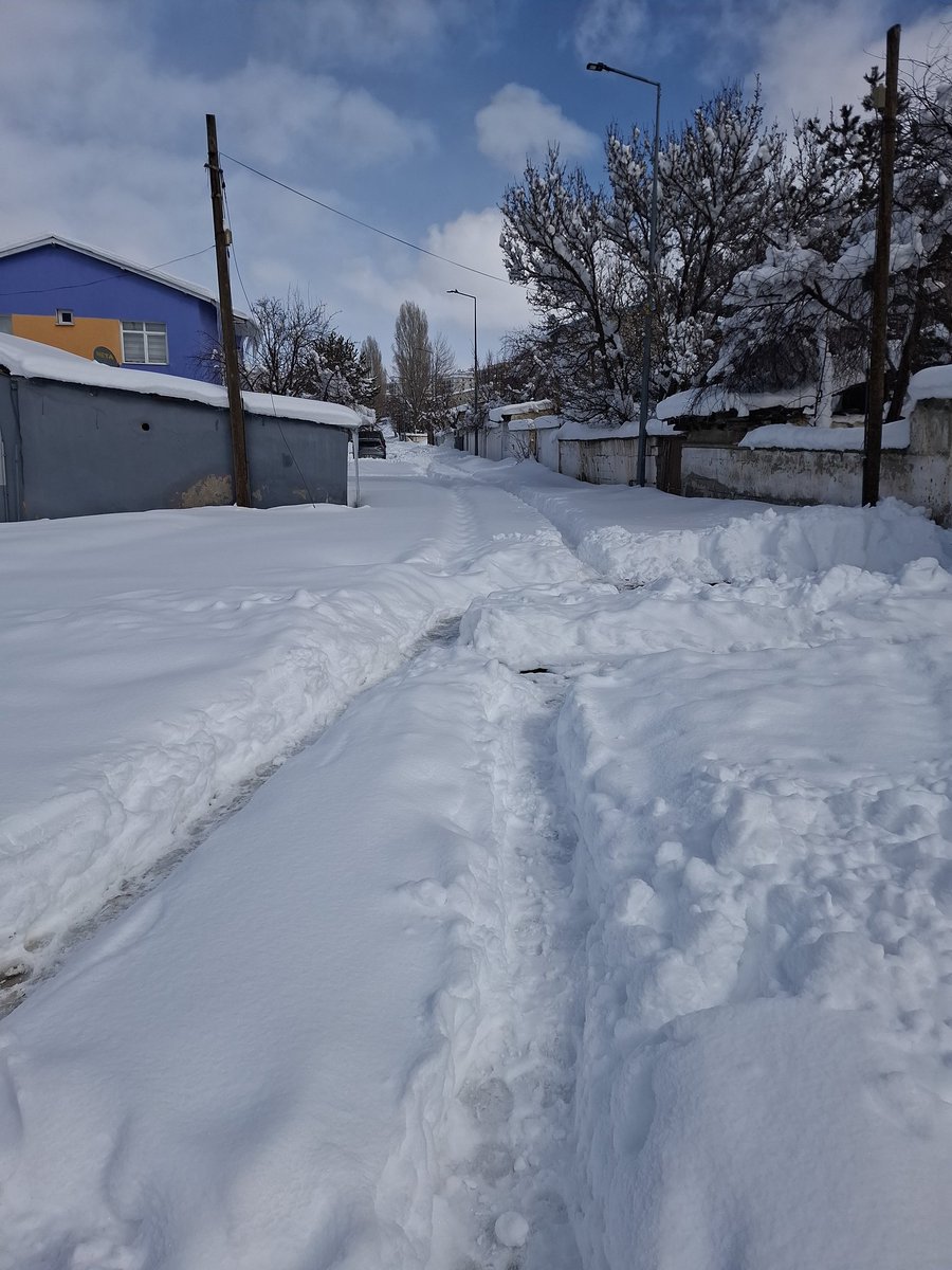 hts_hamza's tweet photo. Kıymetli başkan en azından bi ekmek almak için yollarımızı açabilir misiniz aşagı sanayi mah polis reşat coşkun caddesi @yakutiyebld https://t.co/isY9svUpNJ