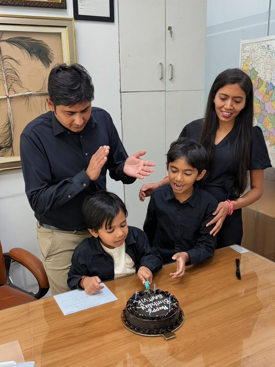 5 साल पहले ईश्वर के आशीर्वाद स्वरूप तुम हमारी जिंदगी आए और हम पति पत्नी निहाल हो गए। 

आज हमारे छोटे पुत्र सात्विक शुक्ला का जन्मदिन ग्रेटर नोएडा वेस्ट कार्यालय में परिवारजनों, ऑफिस के सहयोगियों एवं प्रिय साथियों के साथ बड़े ही स्नेह और आत्मीयता भरे माहौल में मनाया गया।

बच्चों