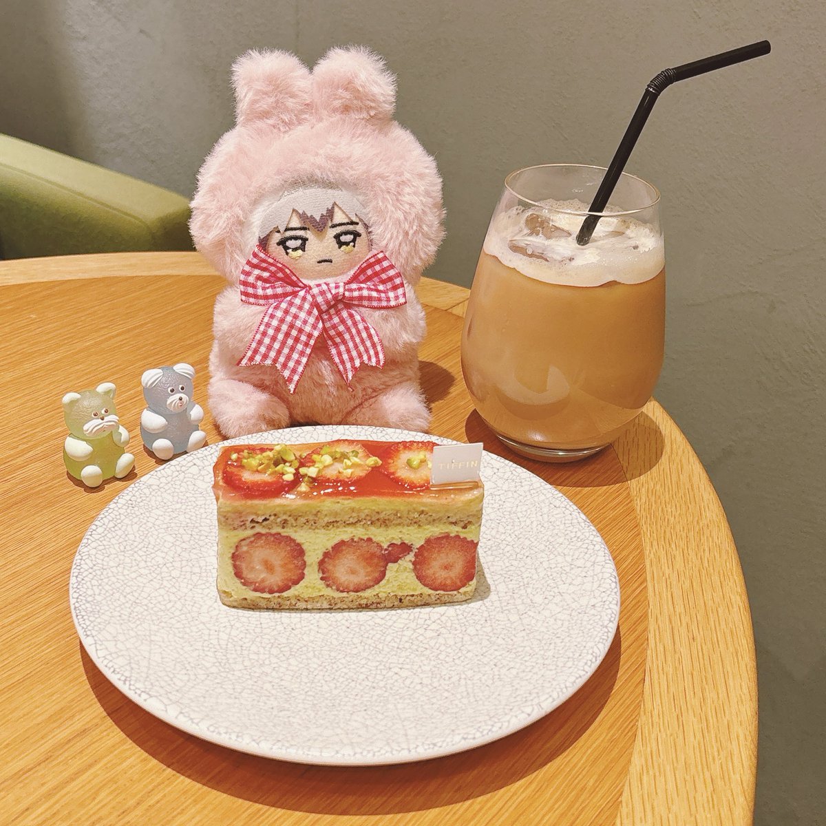 企画で<a href="/mimisand_s/">mimisand(s)🍓5/5</a> 様より見つめるウサチャンをいただきました🎀
かわいいしっぽが体をしっかり支えてくれるので、ぬいを少し上向きに座らせることができてカメラ目線の写真がすごく撮りやすいです！春にぴったりのカラーなのでこれからたくさん着せます🌷
本当にありがとうございました！！#mimisand