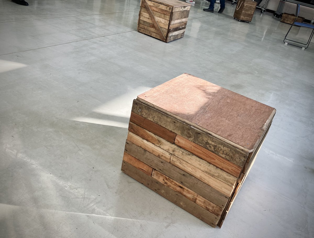 練習、大詰めです。これは相当体力がいるぞ……走り込みをしておく必要があったな～と、わりと本気で思っています。今年の演奏会はかなりボリューミーなので、聴きにきてくださる皆さまも是非前日の夜はゆっくり寝てからいらしてください😴笑！写真は演出ステージの練習の様子と、大活躍する箱たちです