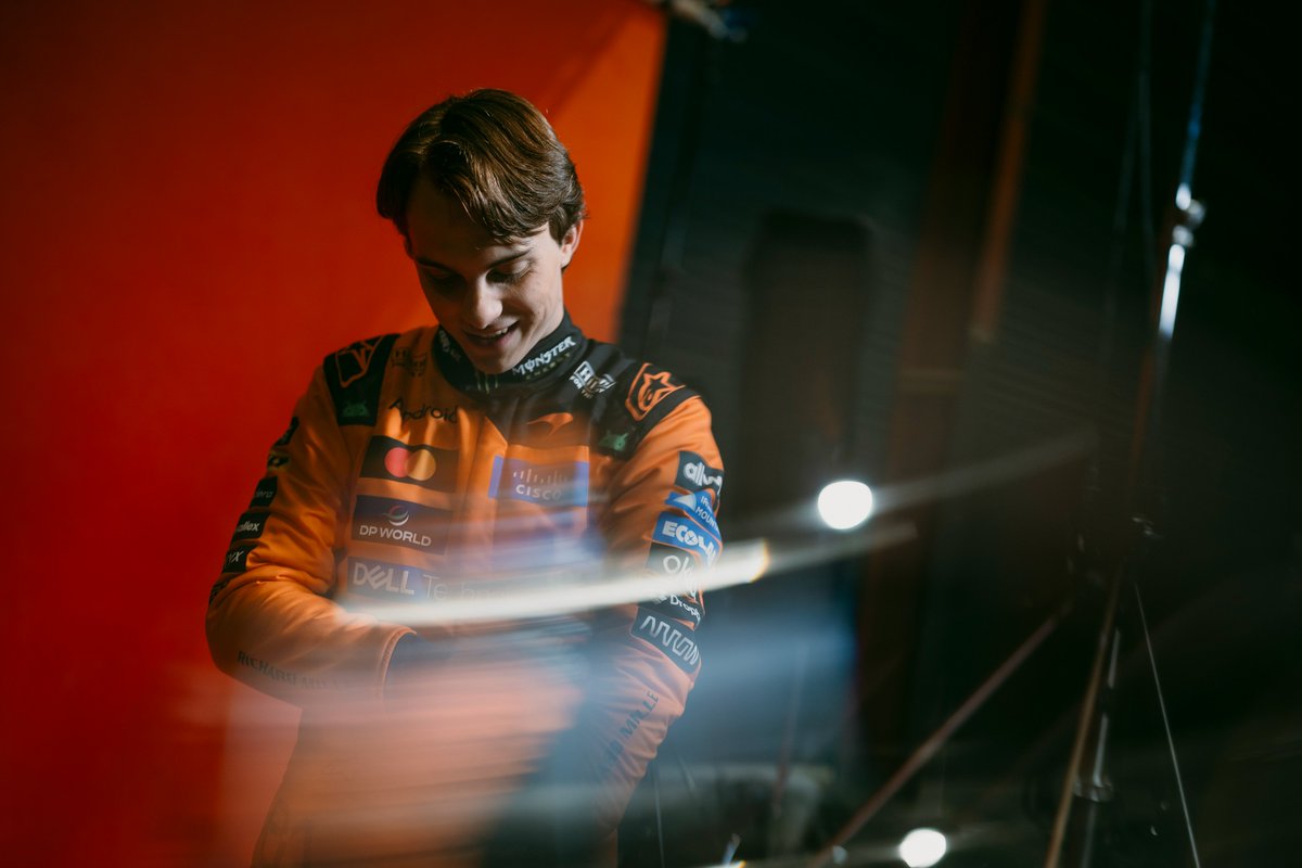 Just our duo doing duo things on set 🧡

#McLarenF1