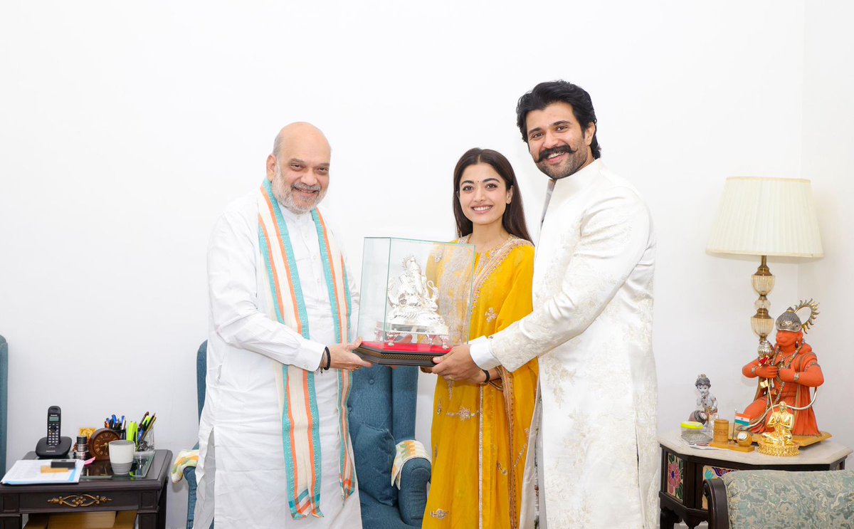 iamRashmika's tweet photo. Had the honour of meeting the Honourable Home Minister @AmitShah sir 🤍
Grateful for the beautiful Ganesh idol that now has a special place in our home ❤️✨ https://t.co/Rpi33v5YEk