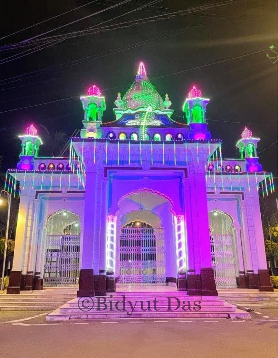 Bidyutdas01's tweet photo. বৈষ্ণৱ ধৰ্মৰ পবিত্ৰ স্পন্দনেৰে সজীৱ সত্ৰনগৰী বৰপেটাৰ আকাশে-বতাহত পুনৰ গুঞ্জৰিত হৈছে হোলী গীতৰ সুৰ। বসন্তৰ মিঠা বতাহে কঢ়িয়াই আনে ভক্তি আৰু আনন্দৰ এক অপূৰ্ব অনুভৱ। বছৰজোৰা অপেক্ষাৰ অন্তত আহি পোৱা দৌল মহোৎসৱে ৰঙ আৰু আধ্যাত্মিক উল্লাসেৰে মানুহৰ হৃদয় ভৰাই তোলে। https://t.co/ItCWpDUNDT