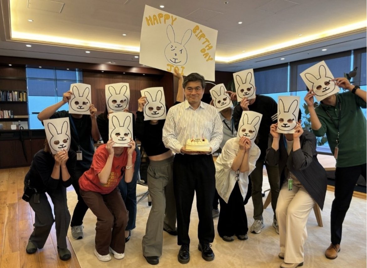 9n7eWQtutsamatw's tweet photo. あーあ。まさかバレると思わなかったんだろうな。

千葉工業大学の公式キャラクター『チバニー』が、アドレノクロムの隠語『白うさぎ』を連想させるとして物議　学長はエプスタイン問題で揺れる伊藤穣一 | RAPT理論+α https://t.co/IxCqmB4BWA https://t.co/V69qnPrlOM