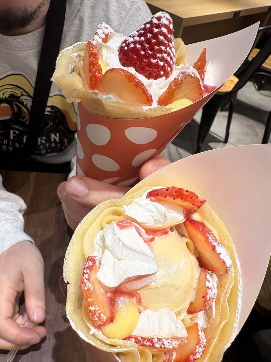 ynkfnt's tweet photo. ちなみに、何年ぶりかのデートを楽しんで、子供たちがいたら絶対ゆっくり食べられないよねって、メリメロに行って、お酒を飲んで、心も体も満たされた直後でございました...復活してまたクレープを食べて元気になりました！ https://t.co/kVLYacfbzR
