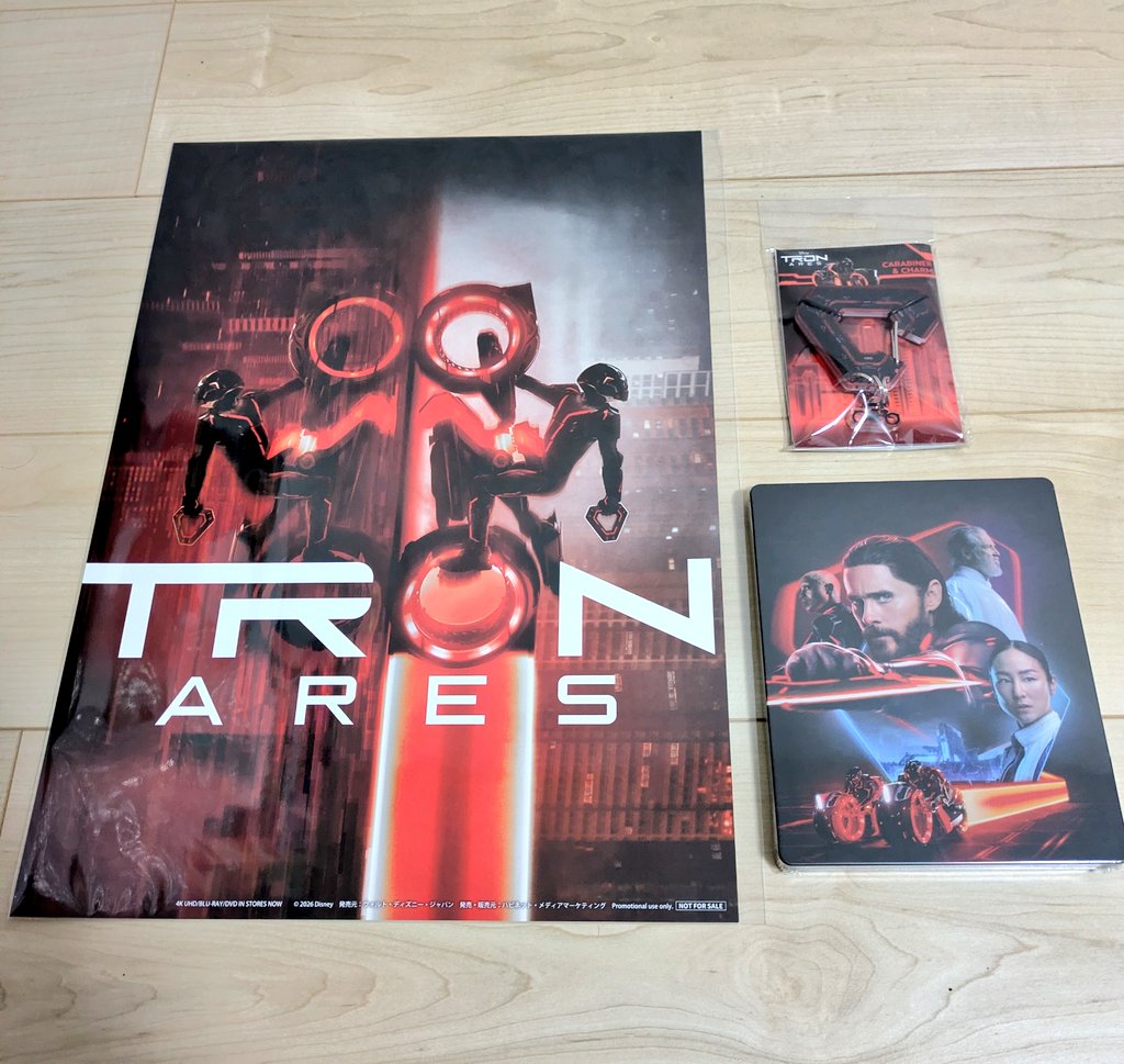 トロン:アレス」のスチールブック届いてた。 特典のカラビナ