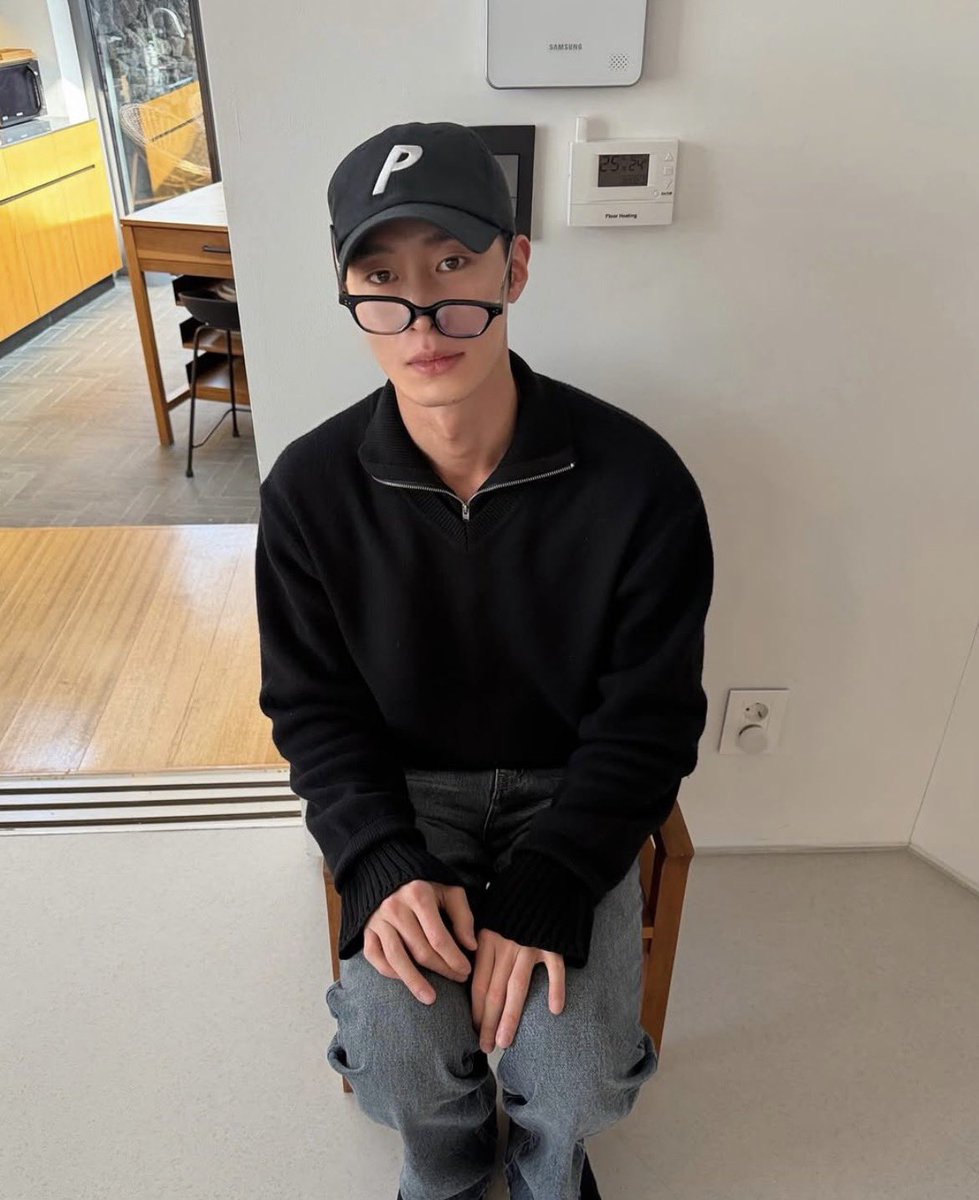 Comportadinho, tal qual uma criança depois de uma traquinagem, com carinha de quem não fez nada...😌🤏🏻
#LeeJaeWook #이재욱