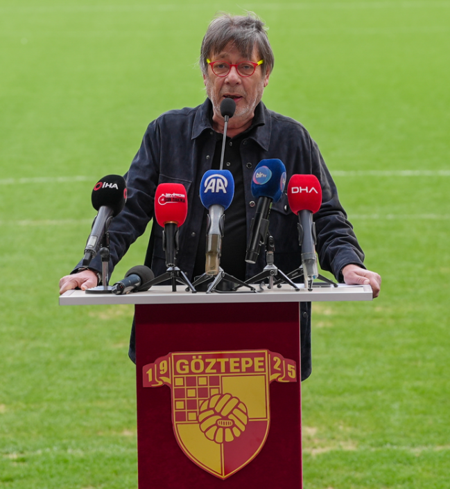 Göztepe Onursal Başkanı Mehmet Sepil: "Arda Turan hepimizin sevdiği bir futbol adamı. O da Göztepe ve taraftarımızı çok seviyor. İsyan Marşımızı söyleyen biri. Biz Göztepe olarak kendisini burada ağırlamaktan mutluluk duyarız." x.com/futbolarena/st…